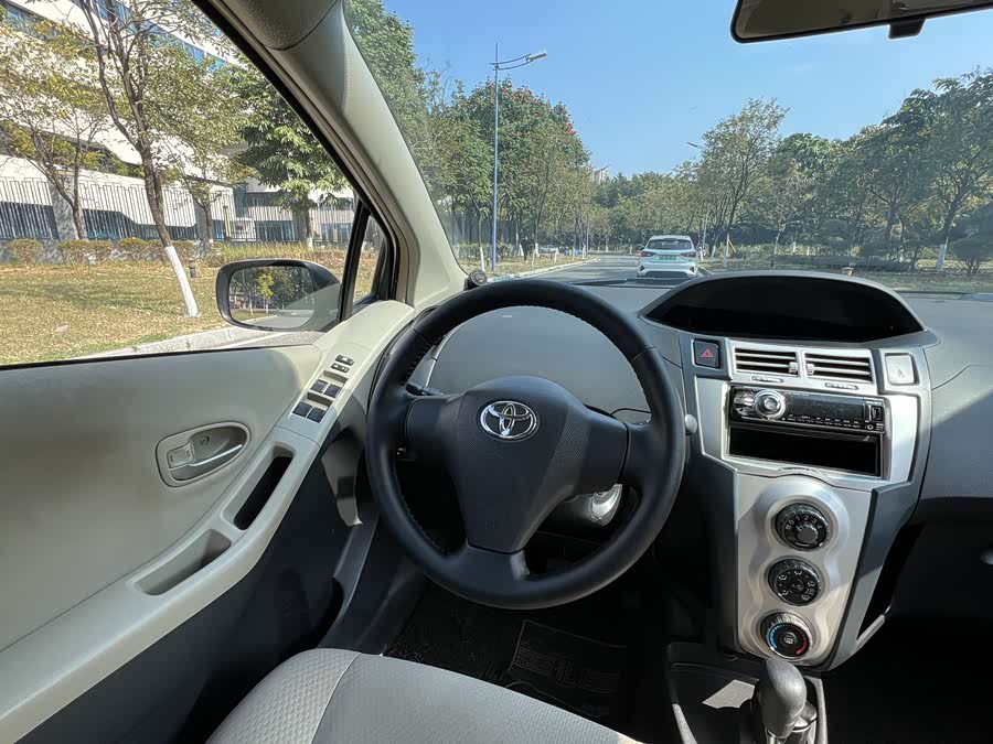 Toyota Yaris 2010 imagem de carro #12