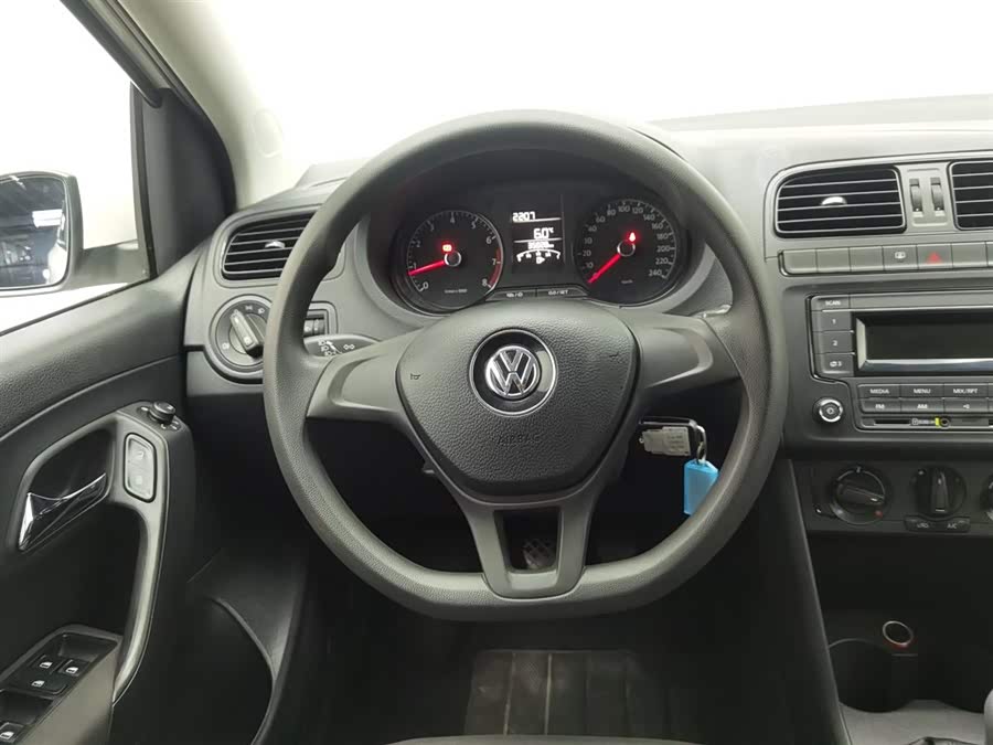 Volkswagen Polo 2015 car image #12