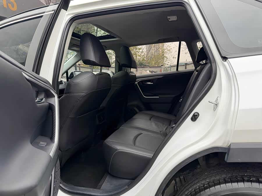 Toyota RAV4 2021 car image #12