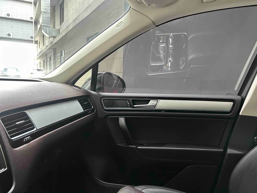 Volkswagen Touareg 2018 car image #12