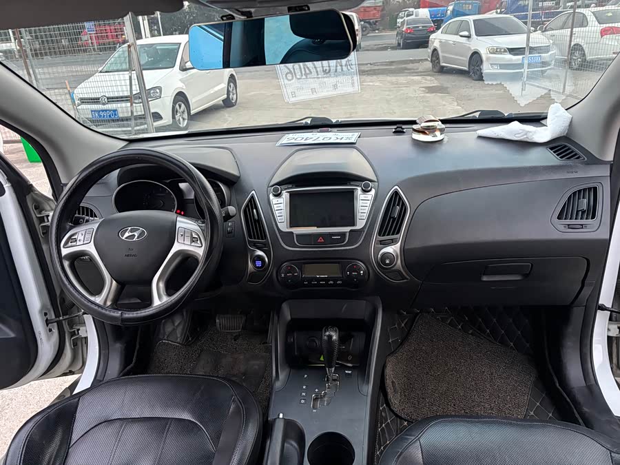 Hyundai ix35 2015 car image #12