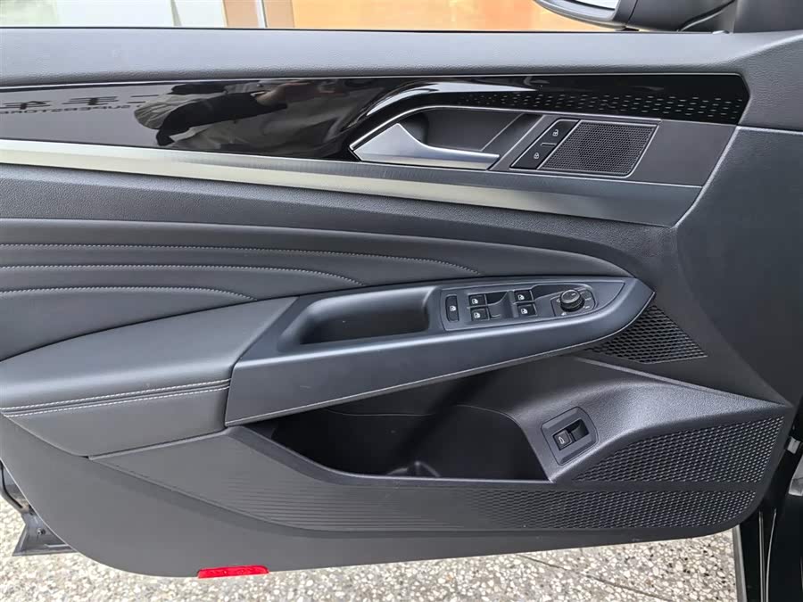 Volkswagen Passat 2023 car image #12