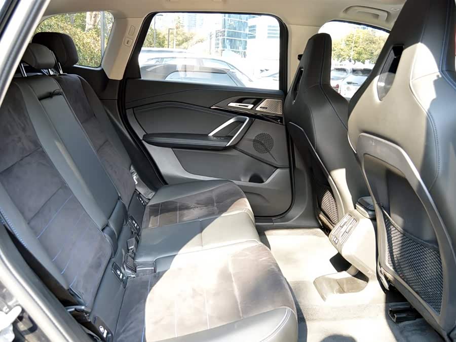 BMW iX1 2025 car image #12