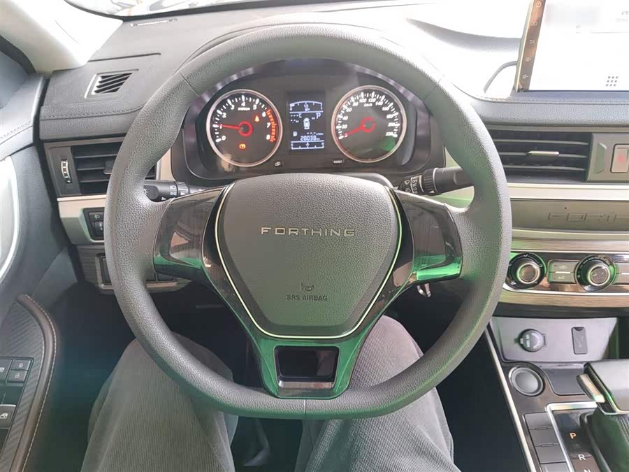 Forthing T5 2023 #12 Forthing T5 2023 صورة سيارة #12