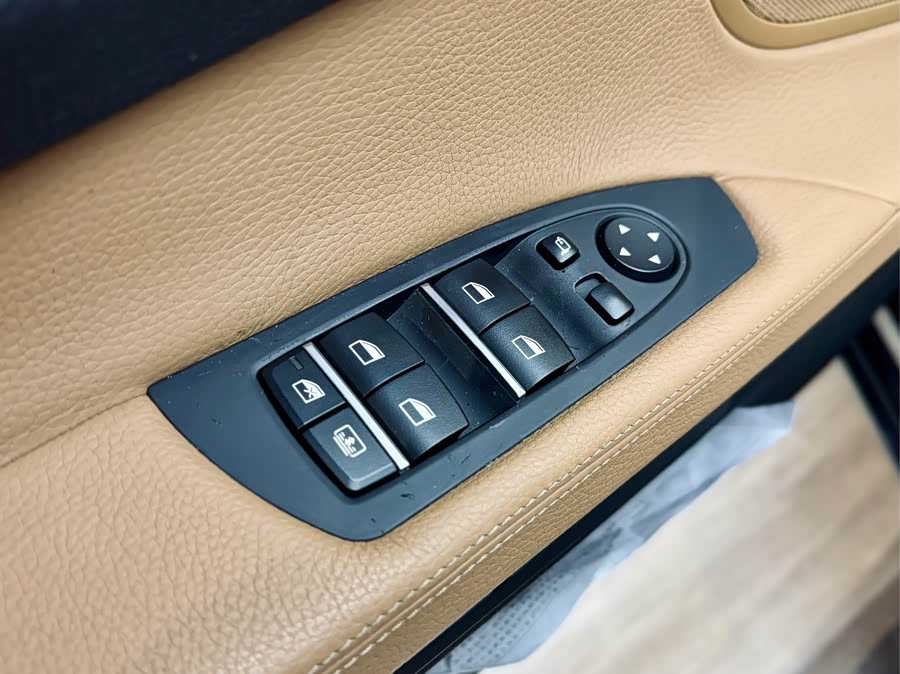 BMW 7 Series 2010 car image #12