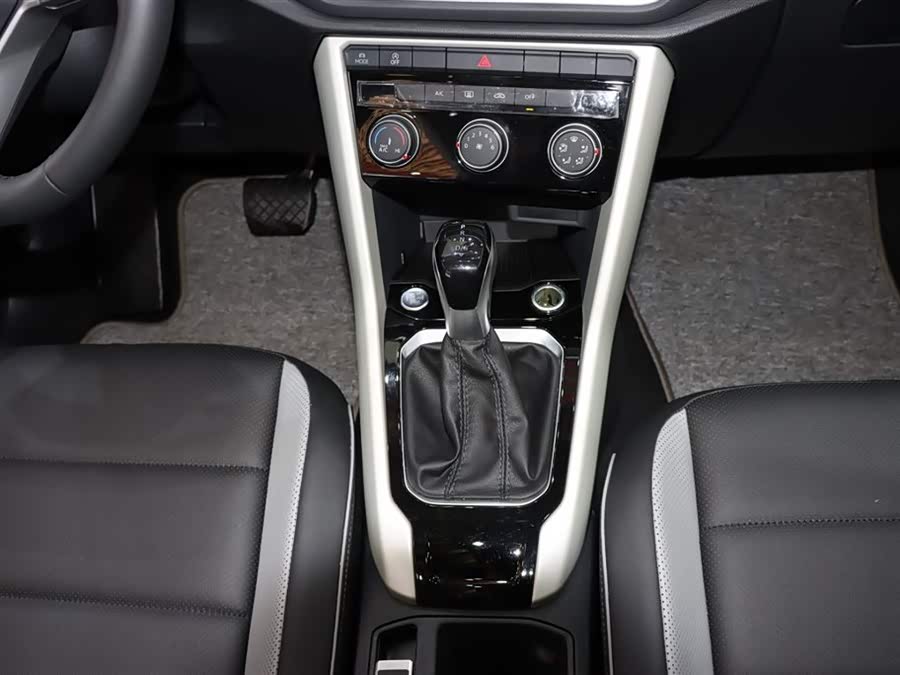 Volkswagen T-Roc 2023 car image #12