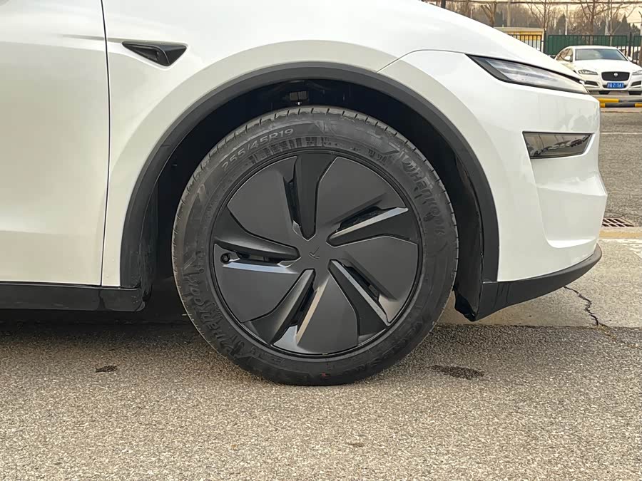 Tesla Model Y 2025 #12 Tesla Model Y 2025 car image #12
