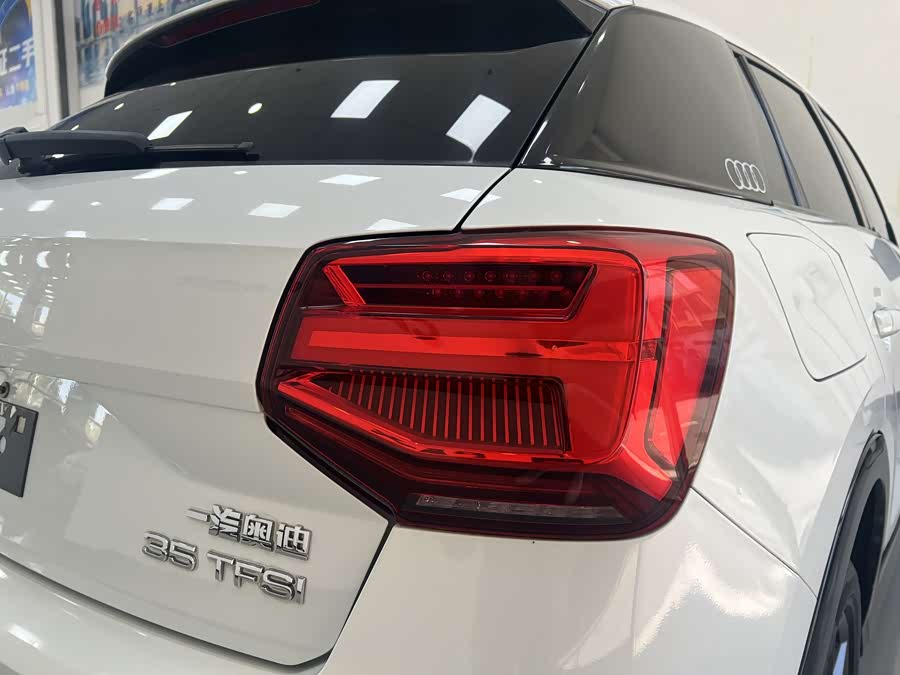 Audi Q2L 2020 car image #12
