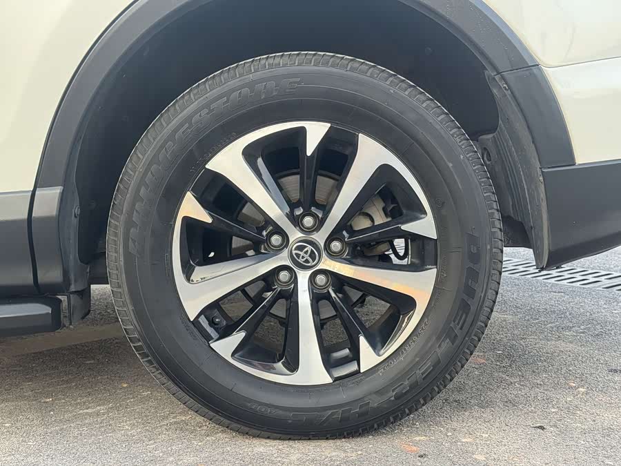 Toyota RAV4 2017 car image #12