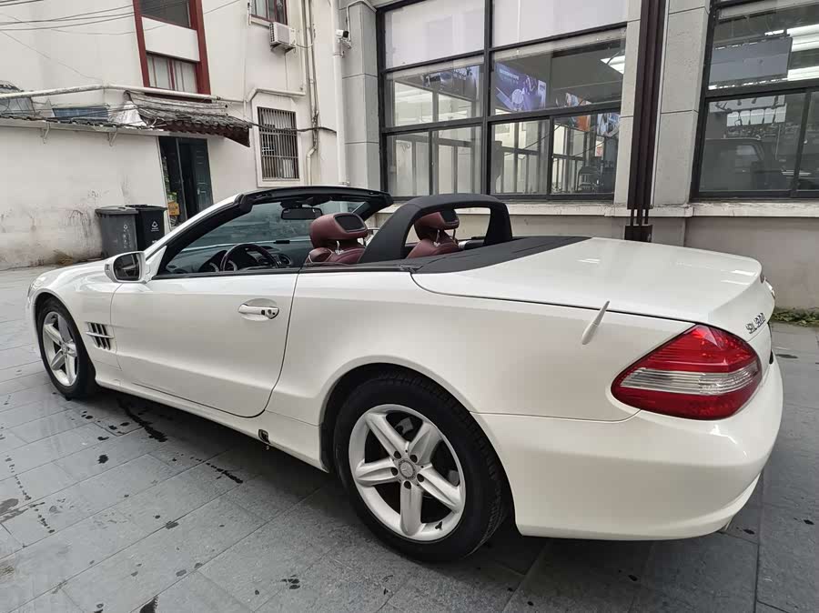 Mercedes-Benz SL Class 2010 car image #12