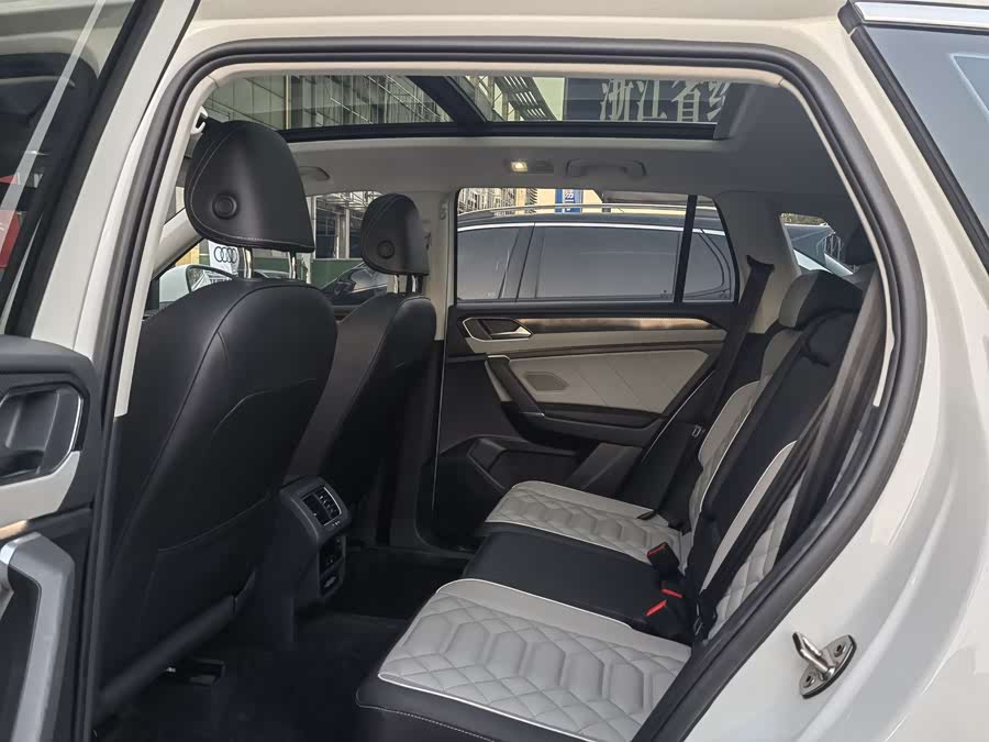 Volkswagen Tayron 2023 immagine di auto #12