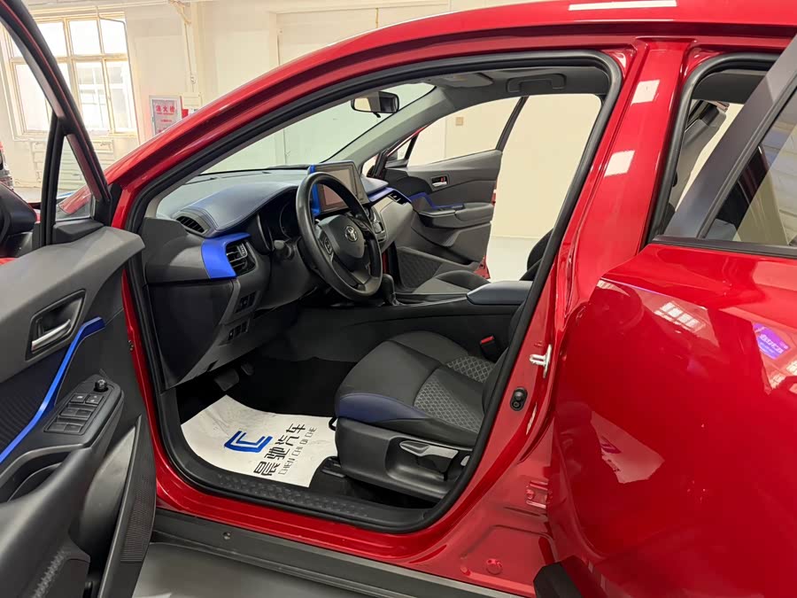 Toyota C-HR 2022 изображение автомобиля #12