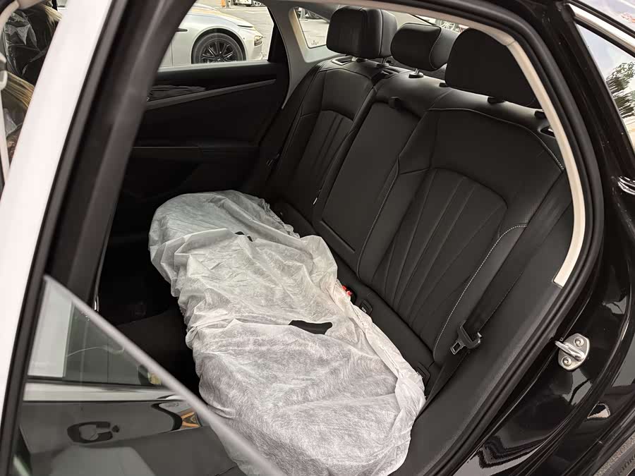 Volkswagen Passat 2025 immagine di auto #12