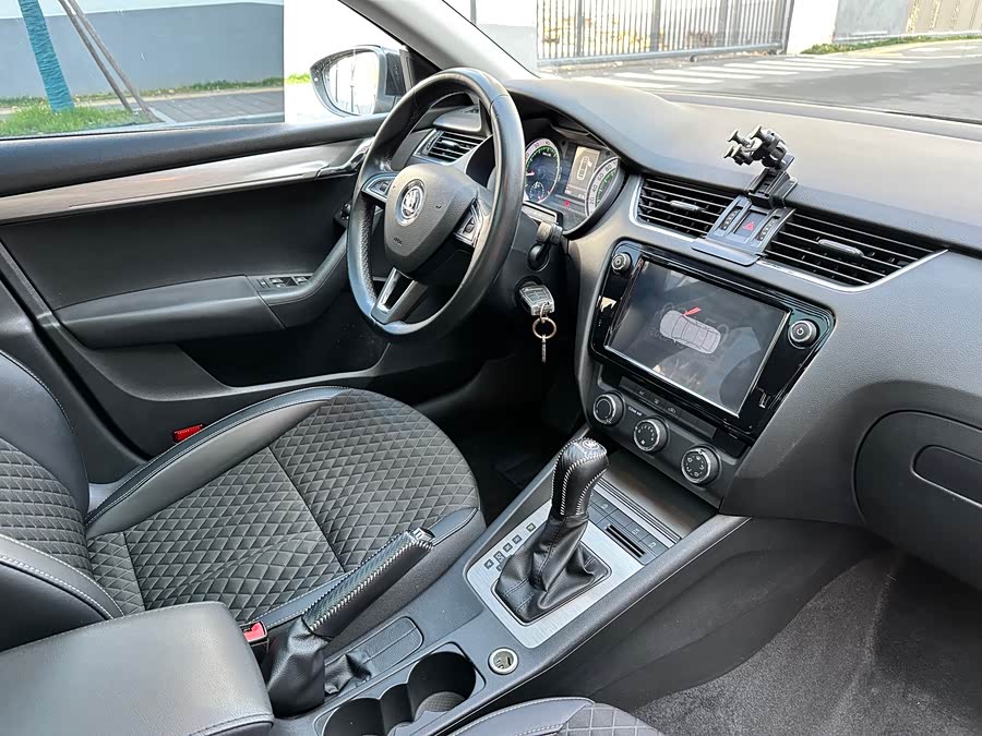 Skoda Octavia 2018 car image #12