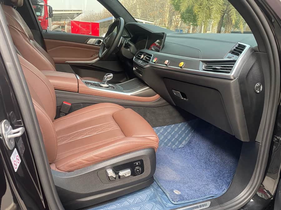 BMW X7 2020 car image #12