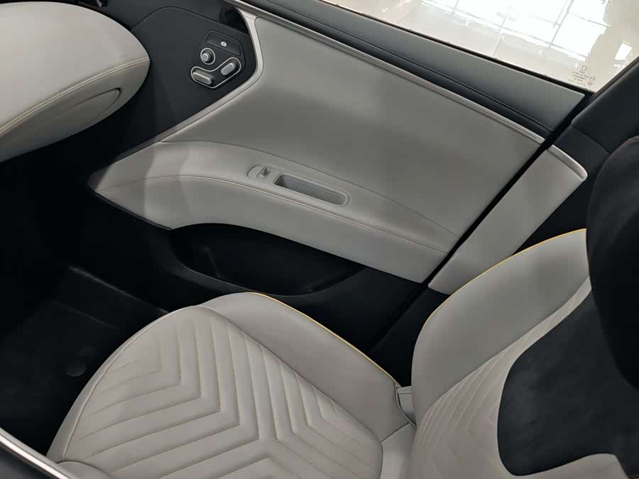 Avatr 11 2023 car image #12
