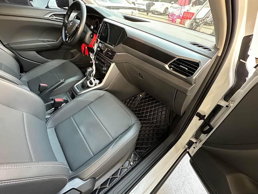 Volkswagen T-Cross 2020 car image #12