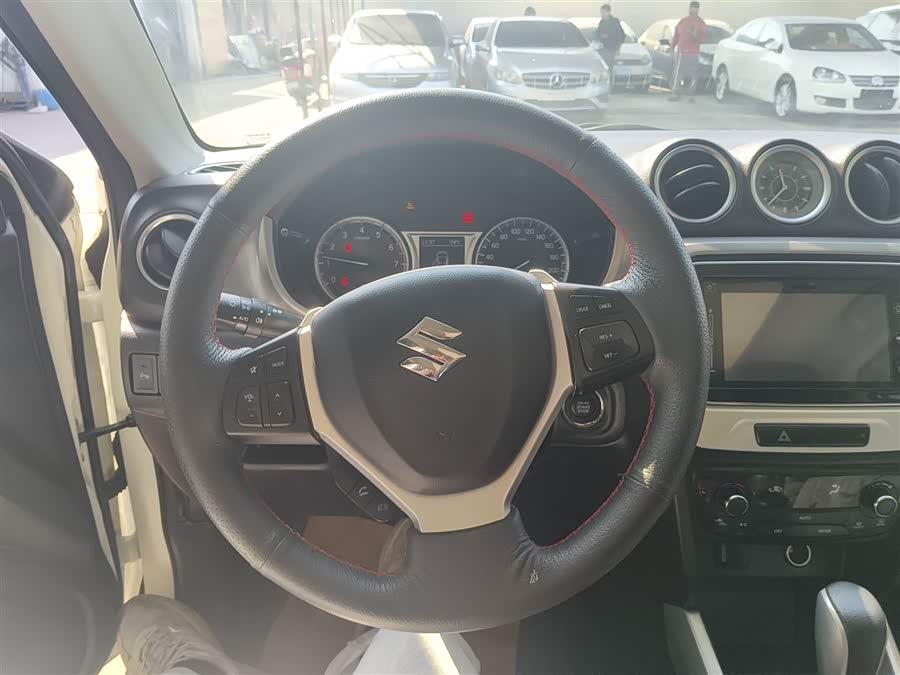 Suzuki Vitara 2016 car image #12