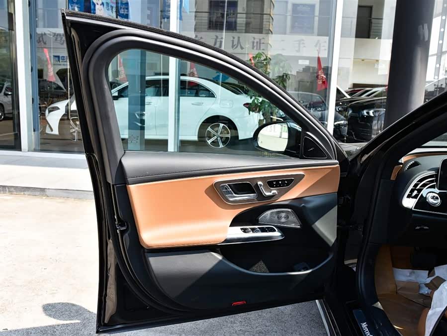 Mercedes-Benz E Class 2025 car image #12