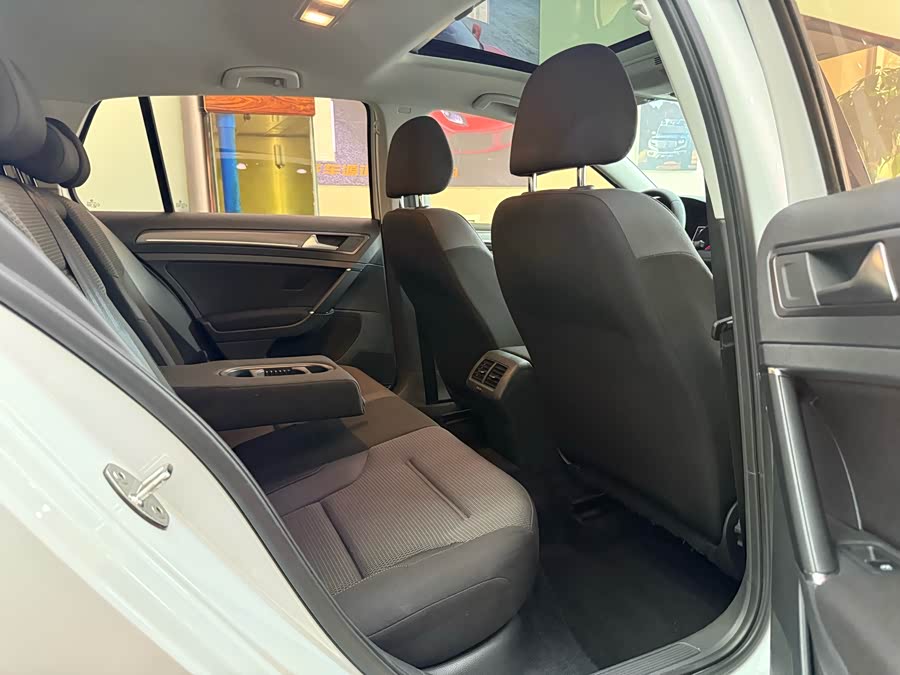 Volkswagen Golf 2017 car image #12
