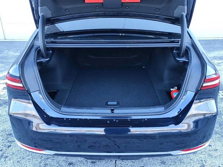 BMW i5 2025 car image #12