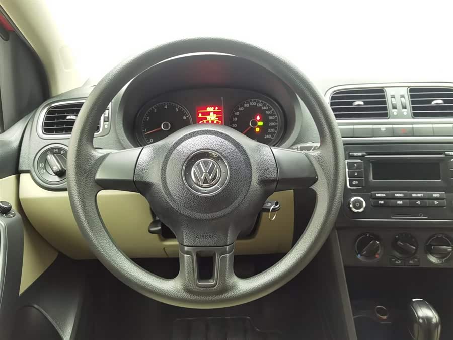 Volkswagen Polo 2012 car image #12