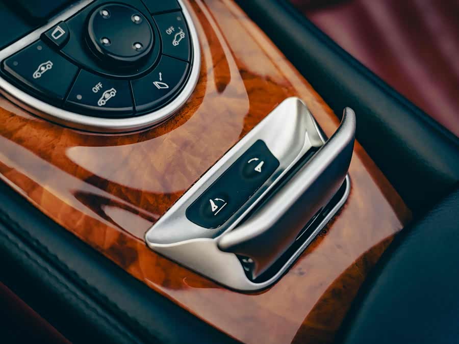 Mercedes-Benz SL Class 2009 car image #12