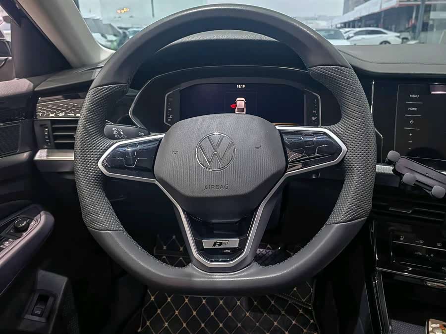 Volkswagen Passat 2023 car image #12