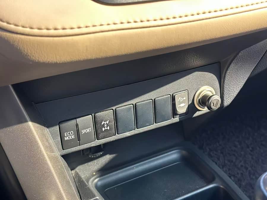 Toyota RAV4 2014 изображение автомобиля #12