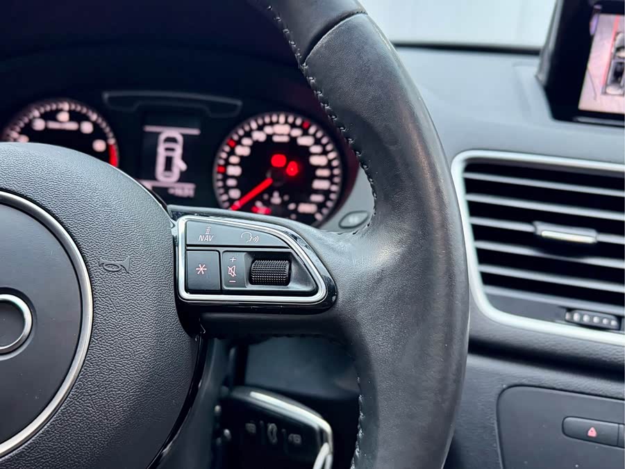 Audi Q3 2019 car image #12