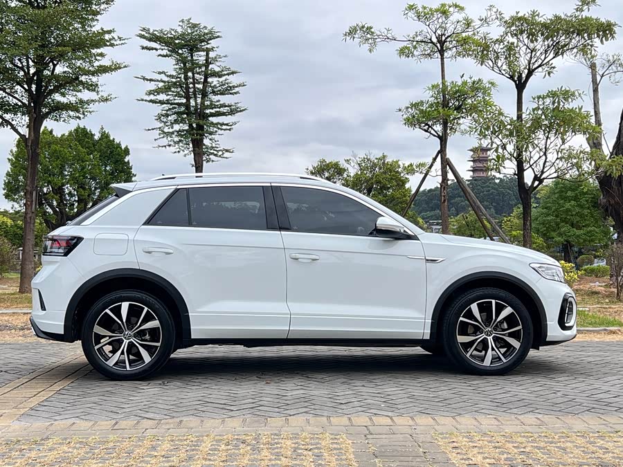 Volkswagen T-Roc 2023 car image #12