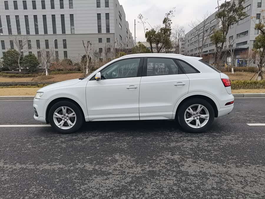 Audi Q3 2016 car image #12