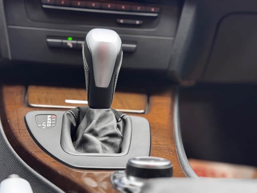 BMW 3 Series (Imported) 2010 car image #12