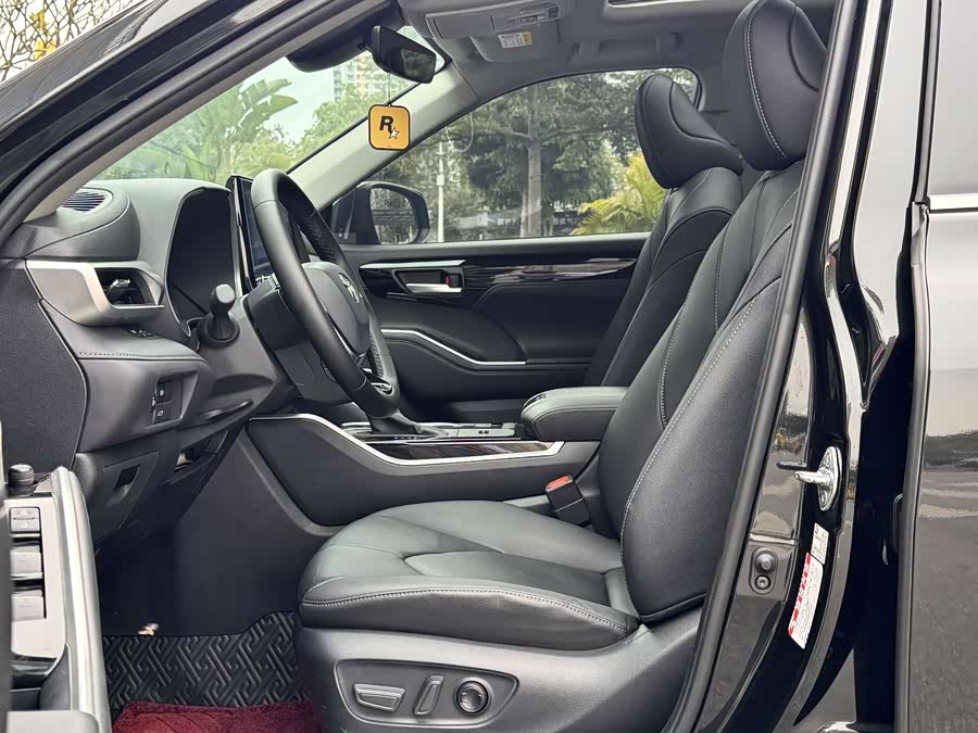 Toyota Highlander 2023 car image #12