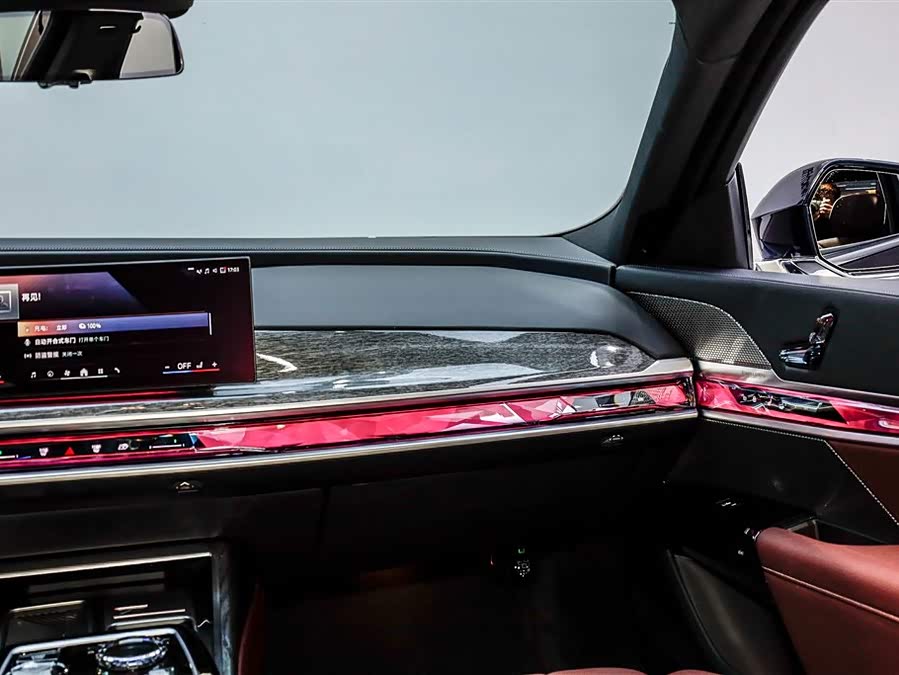 BMW i7 2024 car image #12