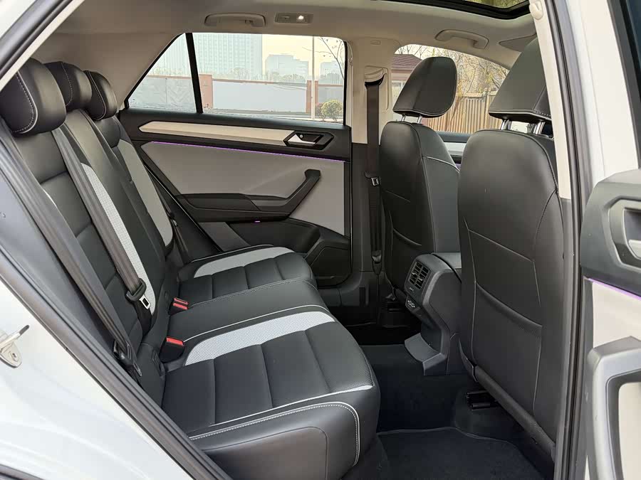 Volkswagen T-Roc 2023 car image #12