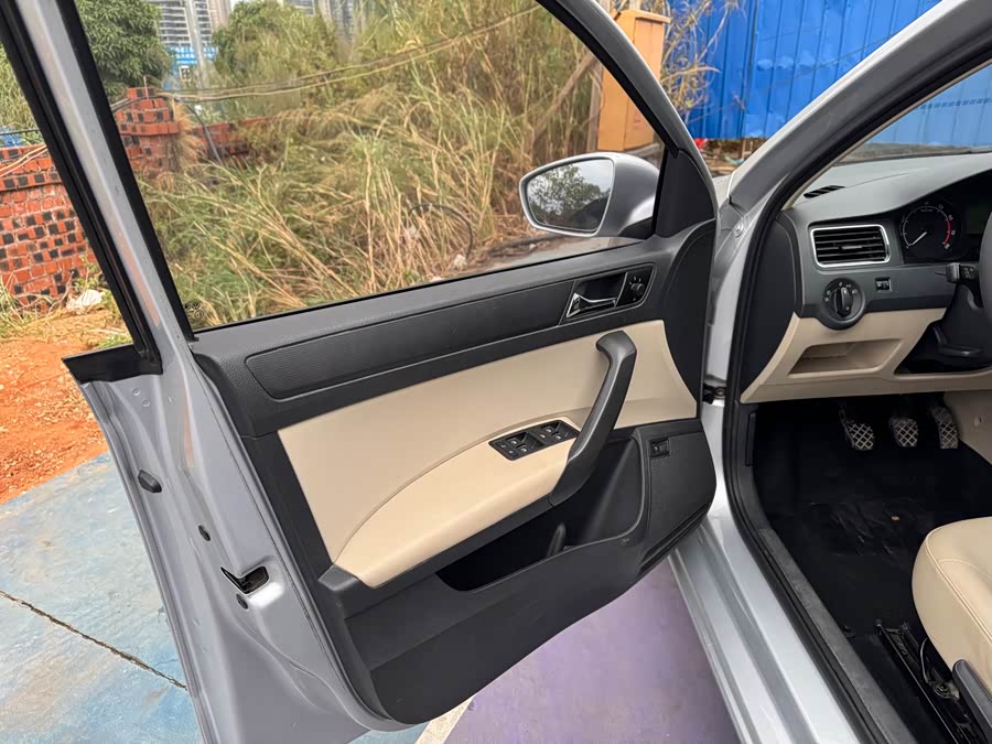 Skoda Rapid 2015 car image #12