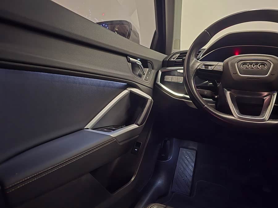 Audi Q3 2020 car image #12