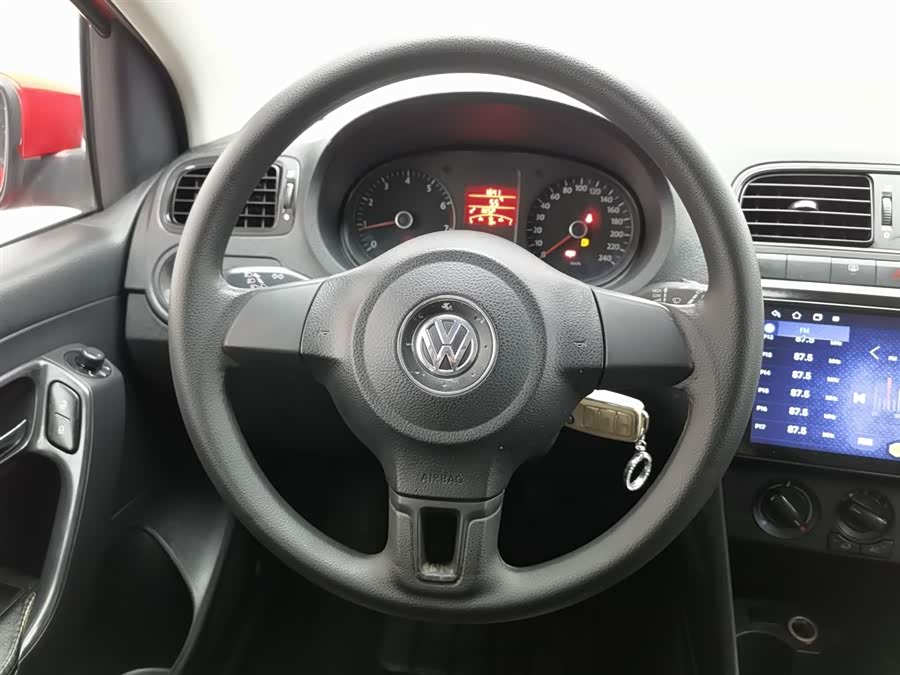 Volkswagen Polo 2012 car image #12