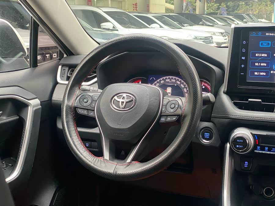 Toyota RAV4 2019 car image #12