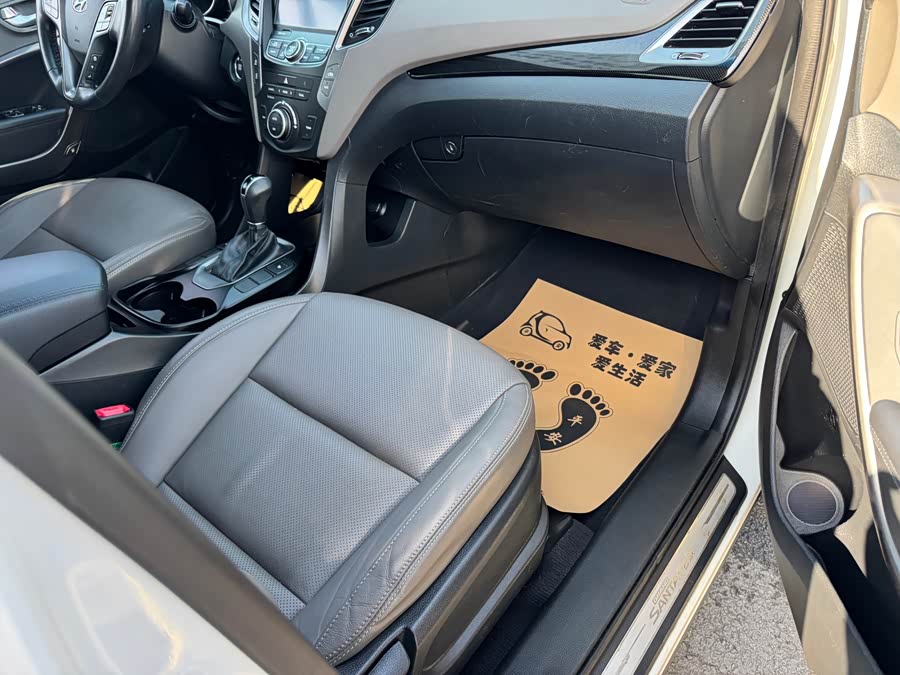 Hyundai Grand Santa Fe 2015 car image #12