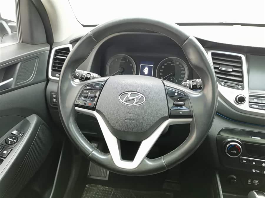 Hyundai Tucson 2016 car image #12
