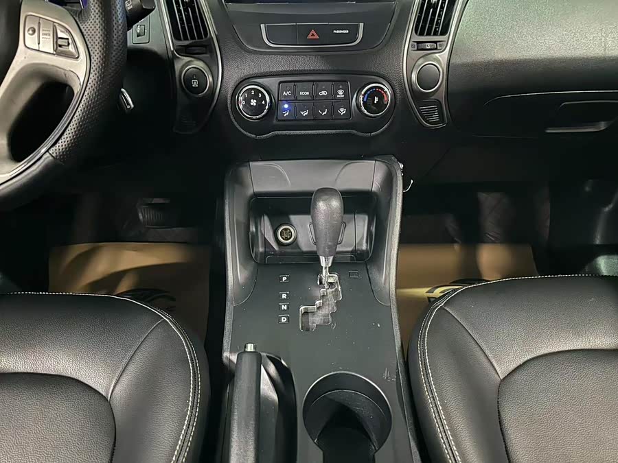 Hyundai ix35 2015 car image #12
