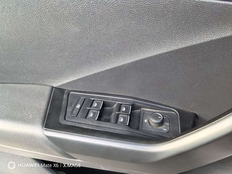 Volkswagen T-Roc 2020 car image #12