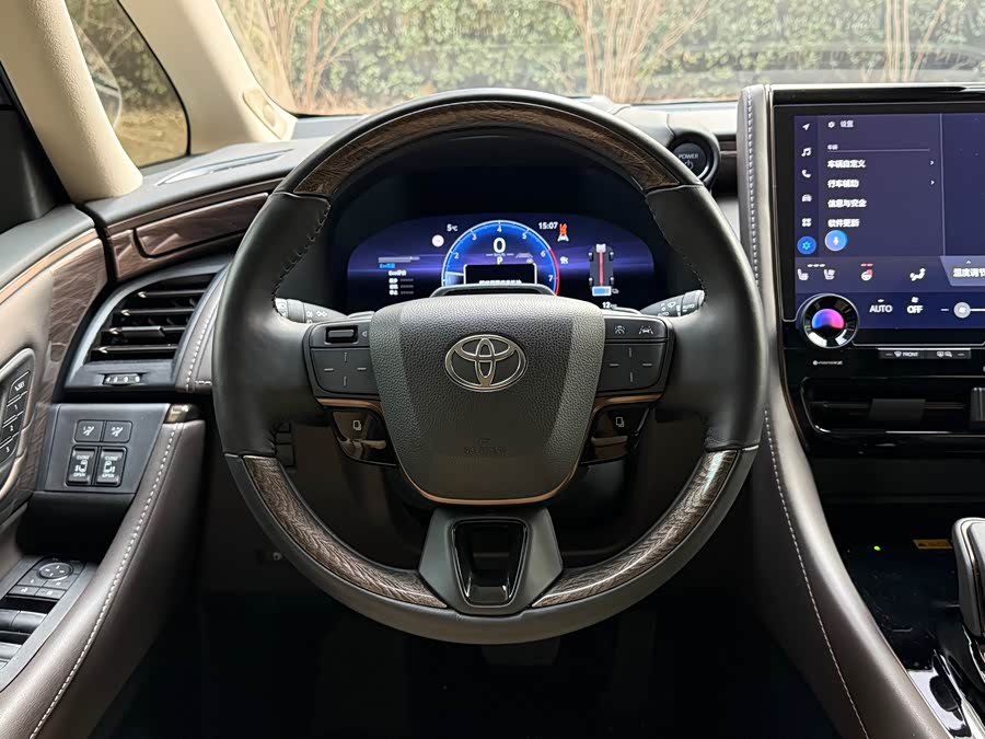 Toyota Alphard 2024 car image #12
