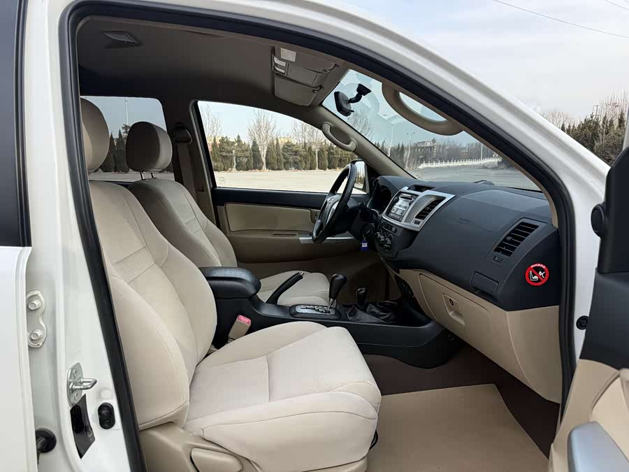 Toyota Fortuner 2016 immagine di auto #12