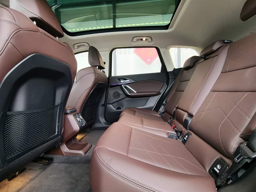 BMW iX1 2025 صورة سيارة #12