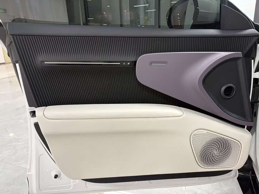 Avatr 12 2025 car image #12