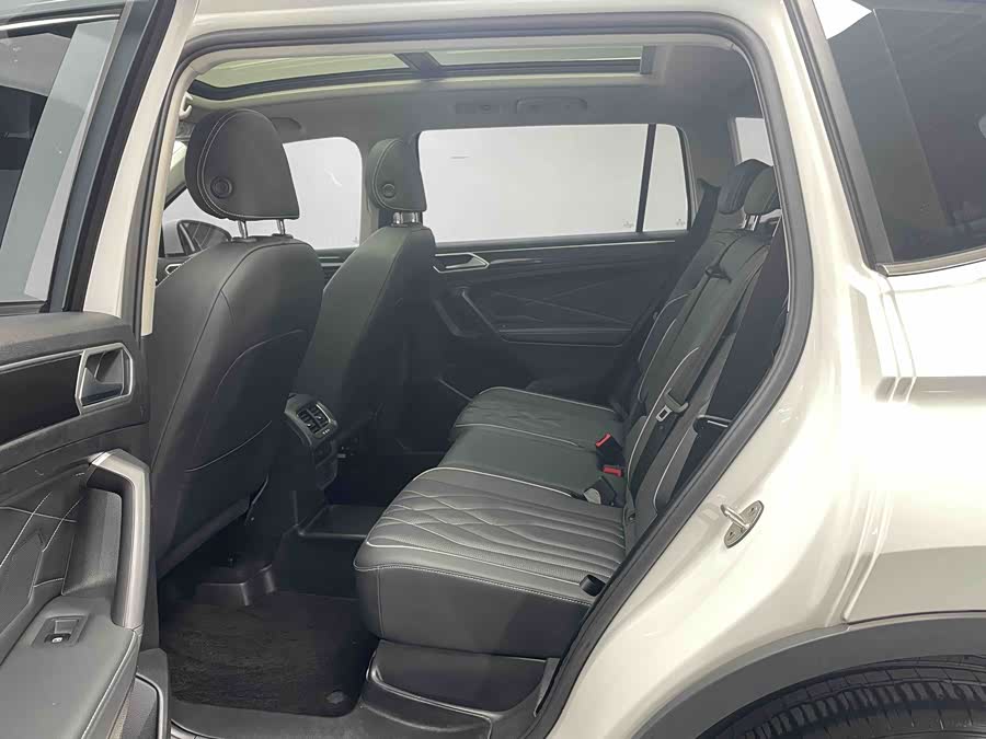 Volkswagen Tiguan L 2024 immagine di auto #12