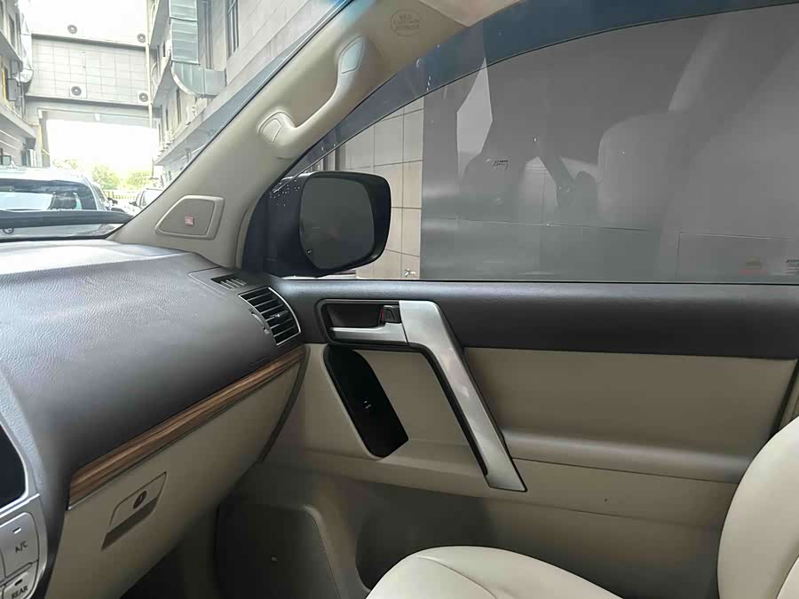 Toyota Land Cruiser Prado 2019 car image #12